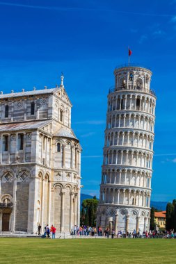 Pisa, İtalya, 12 Temmuz 2014: Leaning tower ve bir yaz günü Pisa Katedrali Pisa, İtalya Temmuz 12