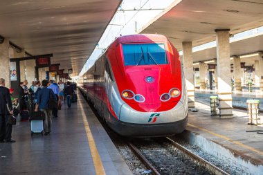 Florence, İtalya - 22 Temmuz 2014: bir Floransa'da Modern tren tren istasyonu Santa Maria Novella İtalya 22 Temmuz