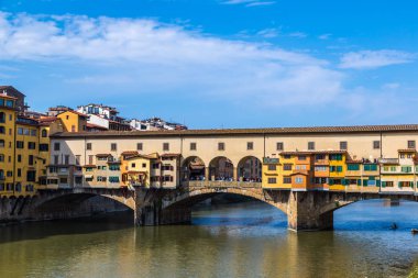 Florence, İtalya - 22 Temmuz 2014: Ponte Vecchio bir yaz günü Floransa İtalya