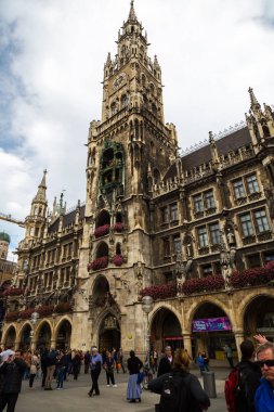 Münih, Almanya - 12 Eylül 2014: Marienplatz Belediye Binası ve 12 Eylül 2014 turistlere Münih, Almanya
