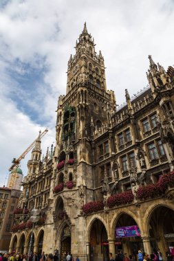 Münih, Almanya - 12 Eylül 2014: Marienplatz Belediye Binası ve 12 Eylül 2014 turistlere Münih, Almanya