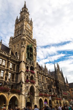 Münih, Almanya - 12 Eylül 2014: Marienplatz Belediye Binası ve 12 Eylül 2014 turistlere Münih, Almanya
