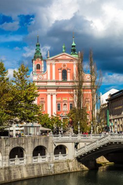 Ljubljana, Slovenya - 11 Haziran 2014: Fransisken Kilisesi bir yaz günü Ljubljana, Slovenya'da