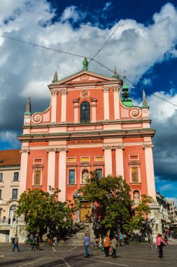 Ljubljana, Slovenya - 11 Haziran 2014: Ljubljana, Slovenya 11 Haziran 2014 bir yaz gününde, Fransisken kilisesi