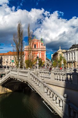Ljubljana, Slovenya - 11 Haziran 2014: Fransisken Kilisesi bir yaz günü Ljubljana, Slovenya'da