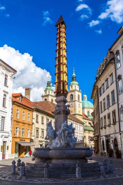 Ljubljana, Slovenya - 11 Haziran 2014: Robba Çeşme ve bir yaz günü St. Nicholas Katedrali Ljubljana, Slovenya
