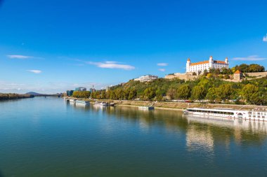 Bratislava, Slovakya - 19 Haziran 2014: Ortaçağ Kalesi bir tepede bir yaz günü, Bratislava, Slovakya