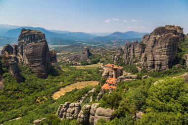 Meteora, Yunanistan - 16 Haziran 2015: Manastır üst kısmında bir yaz günü Meteora, Yunanistan kaya
