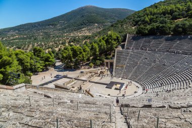 Corinth, Yunanistan - 16 Haziran 2015: Antik tiyatro Epidaurus, Argolida, bir yaz günü Yunanistan'da