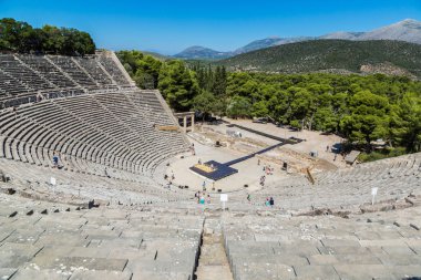 Corinth, Yunanistan - 16 Haziran 2015: Antik tiyatro Epidaurus, Argolida, bir yaz günü Yunanistan'da