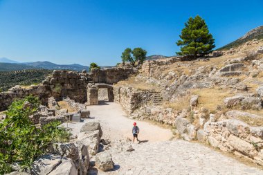 Mycenae, Yunanistan - 16 Haziran 2015: Bir yaz günü Mycenae, Yunanistan'da Aslanlı Kapı