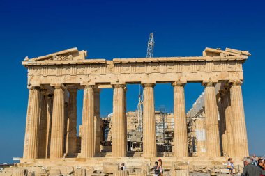Atina, Yunanistan - 19 Temmuz 2015: Parthenon Tapınağı Atina, Yunanistan üzerinde 19 Temmuz 2015 yılında bir yaz günü Akropolü