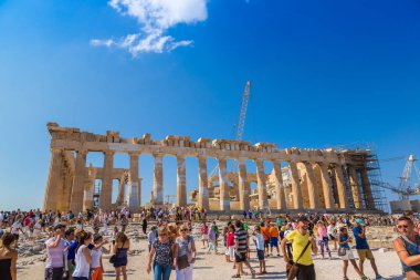 Atina, Yunanistan - 19 Temmuz 2015: Parthenon Tapınağı Atina, Yunanistan üzerinde 19 Temmuz 2015 yılında bir yaz günü Akropolü