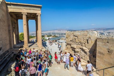 Atina, Yunanistan - 19 Temmuz 2015: Erekhtheion tapınak kalıntıları Atina, Yunanistan üzerinde 19 Temmuz 2015 yılında bir yaz günü Akropolü