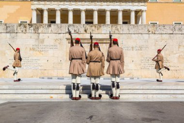 Atina, Yunanistan - 19 Temmuz 2015: tören 19 Temmuz 2015 bir yaz günü gardiyanlar Atina, Yunanistan değiştirme