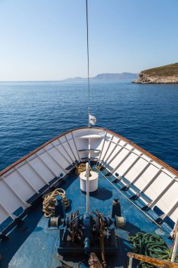 Atina, Yunanistan - 19 Temmuz 2015: Gemi açık denizde bir yaz günü yay gösteriyor