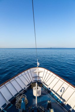 Atina, Yunanistan - 19 Temmuz 2015: Gemi açık denizde bir yaz günü yay gösteriyor