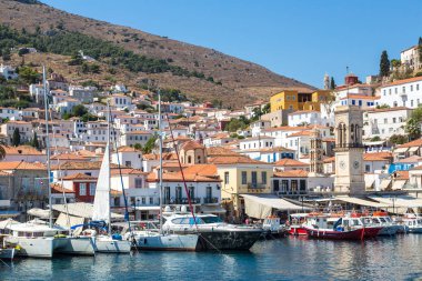 Hydra, Yunanistan - 19 Temmuz 2015: Botları Yunanistan'daki bir yaz günü Hydra Island
