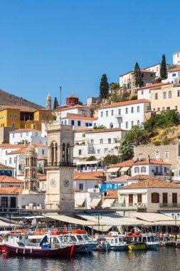 Hydra, Yunanistan - 19 Temmuz 2015: Botları Yunanistan'daki bir yaz günü Hydra Island