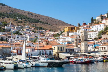 Hydra, Yunanistan - 19 Temmuz 2015: Botları Yunanistan'daki bir yaz günü Hydra Island