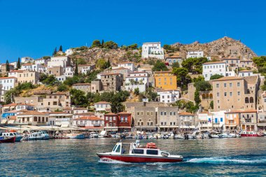 Hydra, Yunanistan - 19 Temmuz 2015: Botları Yunanistan'daki bir yaz günü Hydra Island
