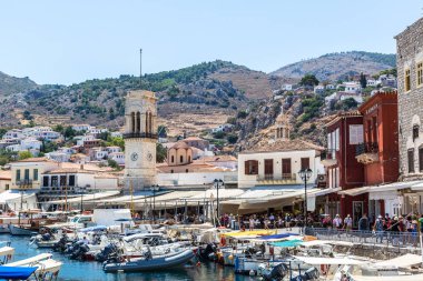 Hydra, Yunanistan - 19 Temmuz 2015: Botları Yunanistan'daki bir yaz günü Hydra Island