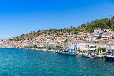 Poros, Yunanistan - 19 Temmuz 2015: Bir yaz günü Poros Adası Yunanistan