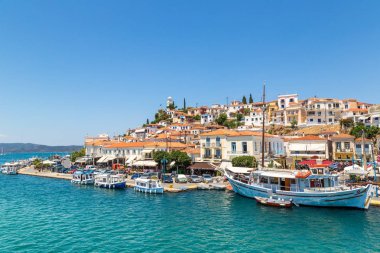 Poros, Yunanistan - 19 Temmuz 2015: Bir yaz günü Poros Adası Yunanistan