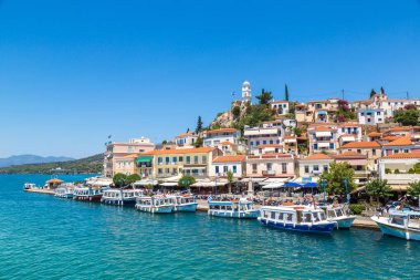 Poros, Yunanistan - 19 Temmuz 2015: Bir yaz günü Poros Adası Yunanistan