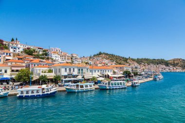 Poros, Yunanistan - 19 Temmuz 2015: Bir yaz günü Poros Adası Yunanistan
