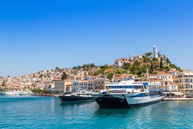 Poros, Yunanistan - 19 Temmuz 2015: Bir yaz günü Poros Adası Yunanistan feribotla