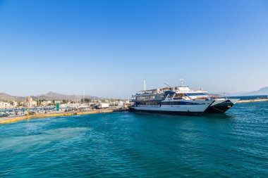 Aegina, Yunanistan - 19 Temmuz 2015: Bir yaz günü Aegina adasında Yunanistan limanda
