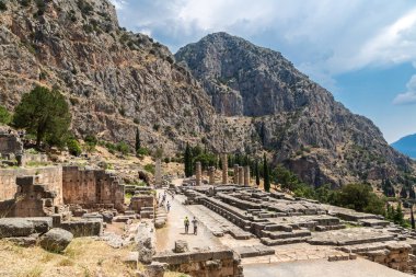 Delphi, Yunanistan - 19 Temmuz 2015: Apollon Tapınağı Delphi, Yunanistan bir yaz günü içinde