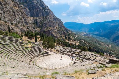 Delphi, Yunanistan - 19 Temmuz 2015: Delphi, Yunanistan antik tiyatroda bir yaz günü