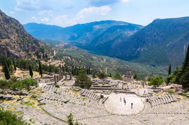 Delphi, Yunanistan - 19 Temmuz 2015: Delphi, Yunanistan antik tiyatroda bir yaz günü