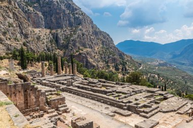 Delphi, Yunanistan - 19 Temmuz 2015: Apollon Tapınağı Delphi, Yunanistan bir yaz günü içinde