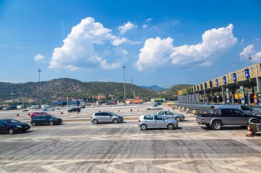 Loutraki, Yunanistan - 19 Temmuz 2015: Otoyol geçiş ücreti ve Yunanistan araca bir yaz günü