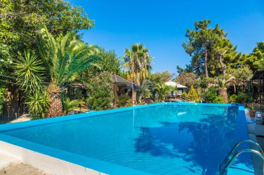 Loutraki, Yunanistan - 19 Temmuz 2015: Bir yaz günü daki Yunan Otel bir yüzme havuzu