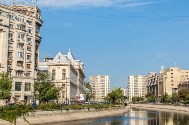 Bucharest, Romanya - 15 Haziran 2015: Dâmboviţa nehirde bir yaz günü Bükreş, Romanya