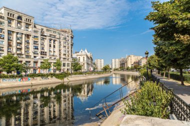 Bucharest, Romanya - 15 Haziran 2015: Dâmboviţa nehirde bir yaz günü Bükreş, Romanya
