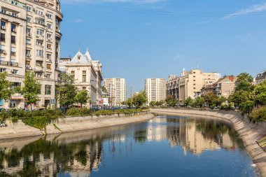 Bucharest, Romanya - 15 Haziran 2015: Dâmboviţa nehirde bir yaz günü Bükreş, Romanya