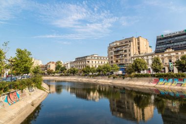 Bucharest, Romanya - 15 Haziran 2015: Dâmboviţa nehirde bir yaz günü Bükreş, Romanya