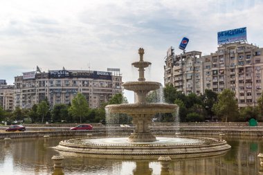 Bucharest, Romanya - 15 Haziran 2015: Merkezkent fıskiyede bir yaz günü Bükreş, Romanya