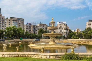 Bucharest, Romanya - 15 Haziran 2015: Merkezkent fıskiyede bir yaz günü Bükreş, Romanya