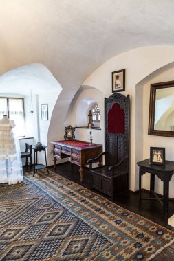 Transilvanya, Romanya - 15 Haziran 2015: İç in Bran Şatosu (Drakula'nın Şatosu) bir yaz günü, Transilvanya, Romanya