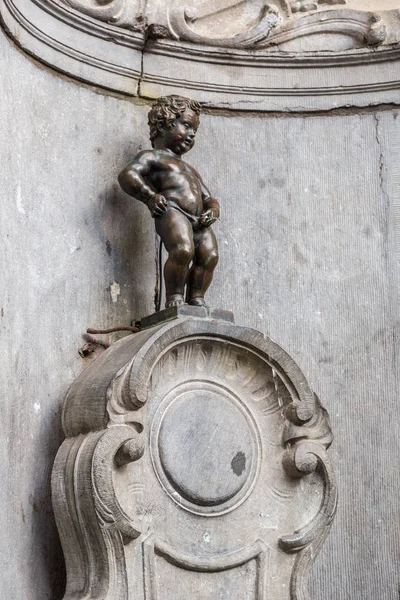 比利时布鲁塞尔 2014年7月6日 布鲁塞尔的 Manneken Pis 2014年7月6日 比利时布鲁塞尔一个美丽的夏日 一个撒尿男孩的雕像 — 图库照片