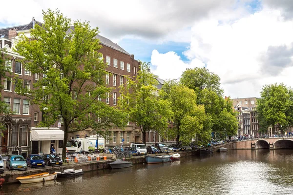Amsterdam, Hollanda - 19 Ağustos 2014: Amsterdam kanalları. Amsterdam Hollanda'nın başkenti ve en kalabalık olduğunu