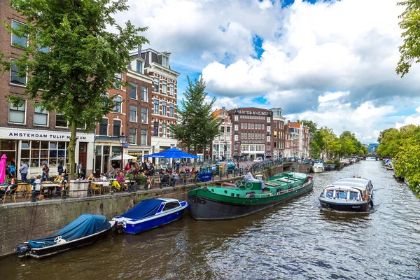 Amsterdam, Hollanda - 19 Ağustos 2014: Amsterdam kanalları. Amsterdam Hollanda'nın başkenti ve en kalabalık olduğunu