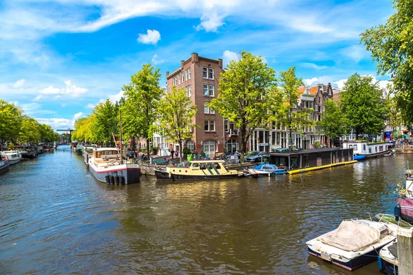 Amsterdam, Hollanda - 19 Ağustos 2014: Amsterdam kanalları. Amsterdam Hollanda'nın başkenti ve en kalabalık olduğunu