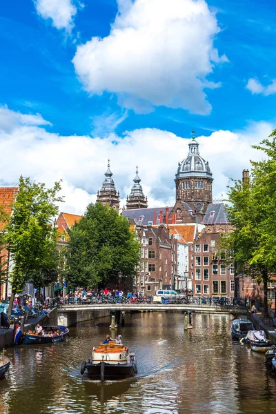 Amsterdam Nederländerna Augusti 2014 Canal Och Nikolauskyrkan Amsterdam Amsterdam Huvudstaden — Stockfoto